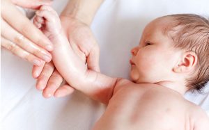 Držanje bebe za ruku