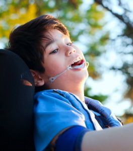 dečak sa cerebralnom paralizom